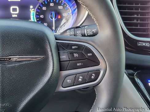 Used 2024 Chrysler Pacifica Touring-L image 16