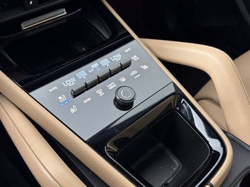 Certified 2025 Porsche Cayenne AWD/4WD image 16