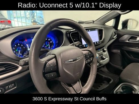 Used 2024 Chrysler Pacifica Touring FWD image 8