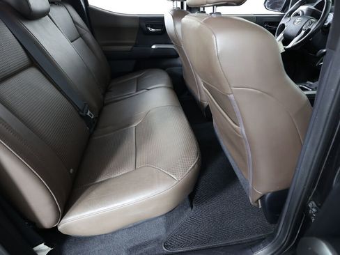 Used 2016 Toyota Tacoma Limited w/ Towing Package image 22