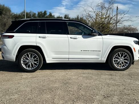 Used 2023 Jeep Grand Cherokee Summit w/ Luxury Tech Group V image 9