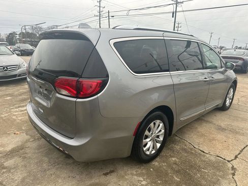 Used 2018 Chrysler Pacifica Touring-L Plus image 5