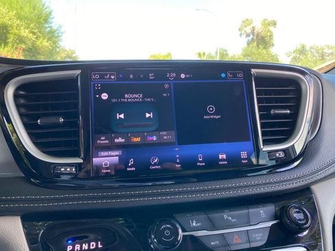 Used 2024 Chrysler Pacifica Limited FWD image 59