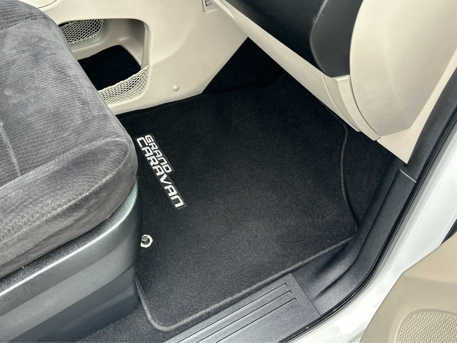 Used 2014 Dodge Grand Caravan SXT w/ UConnect Hands-Free Group FWD image 19