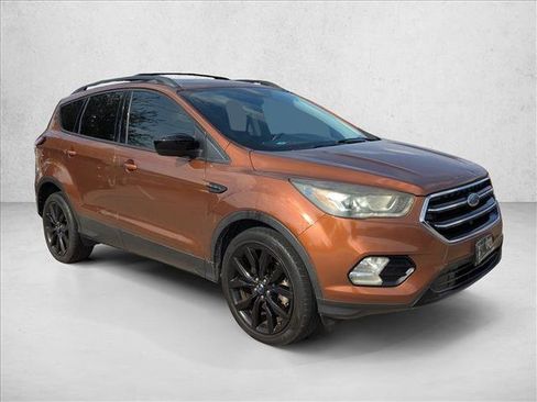 Used 2017 Ford Escape SE w/ SE Sport Appearance Package image 3