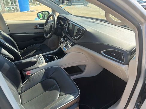 Used 2024 Chrysler Pacifica Limited FWD image 27