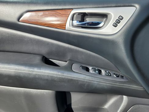 Used 2017 Nissan Pathfinder Platinum image 12