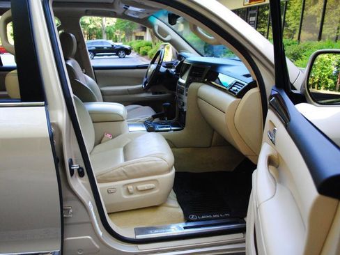 Used 2011 Lexus LX 570 4WD w/ Luxury Pkg image 17