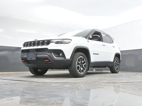 Used 2025 Jeep Compass Trailhawk AWD/4WD image 46