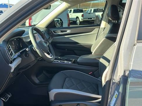 Used 2025 Volkswagen Atlas Peak Edition SE image 9