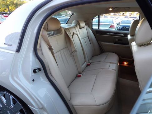 Used 2007 Lincoln Town Car Designer Series image 22