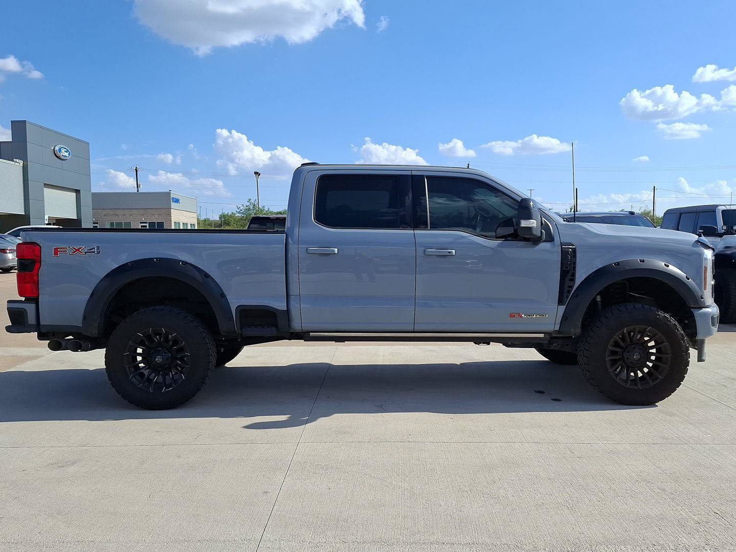 Used 2025 Ford F350 Platinum w/ FX4 Off-Road Package AWD/4WD image 27