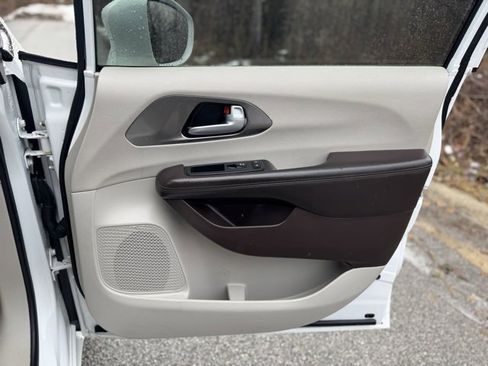 Used 2018 Chrysler Pacifica Touring-L image 18