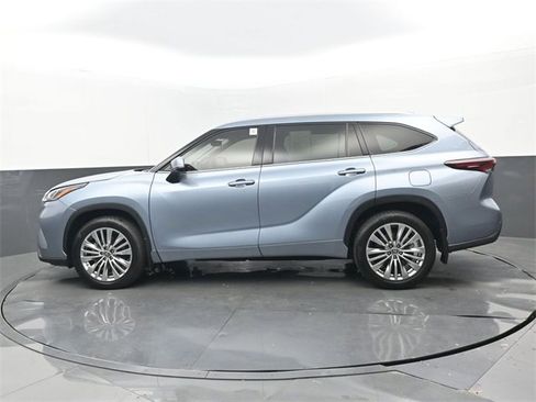 Used 2024 Toyota Highlander Platinum image 24