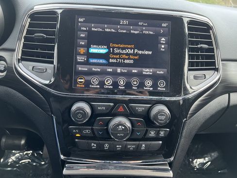 Used 2022 Jeep Grand Cherokee Laredo X image 11