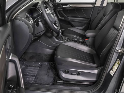 Used 2024 Volkswagen Tiguan SE w/ Panoramic Sunroof Package AWD/4WD image 22