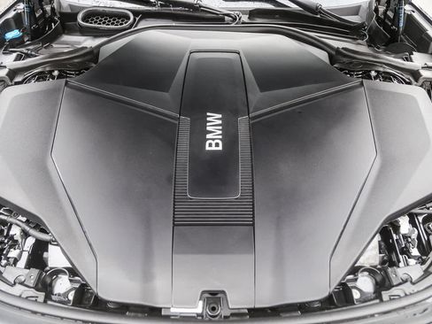 Used 2025 BMW i7 eDrive50 w/ M Sport Package image 23