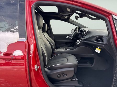 New 2026 Chrysler Pacifica Limited w/ Uconnect Theater Family Group image 11