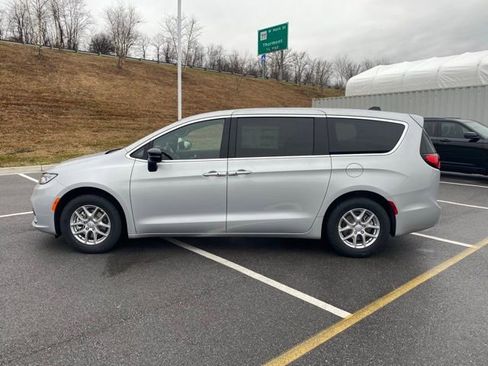 New 2026 Chrysler Pacifica Select image 4