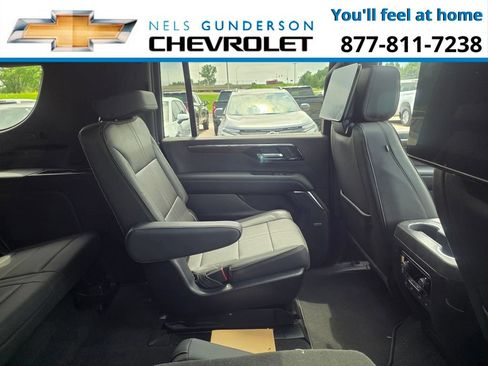 Used 2025 Chevrolet Suburban High Country AWD/4WD image 9