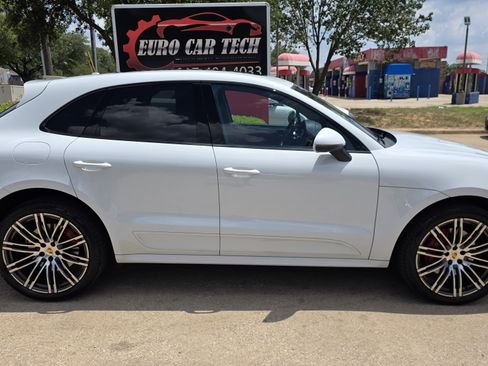 Used 2018 Porsche Macan Turbo AWD/4WD image 31