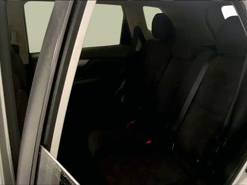 Used 2016 Nissan Rogue S FWD image 19