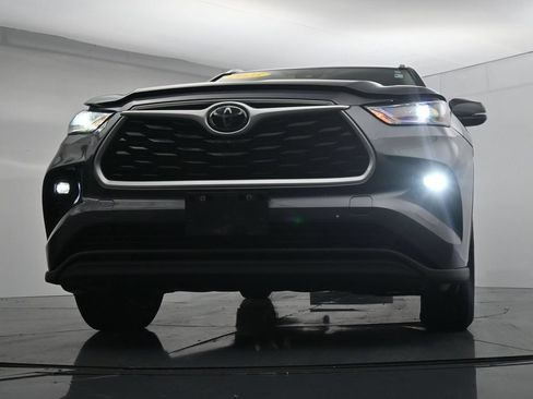 Used 2023 Toyota Highlander XLE AWD/4WD image 35