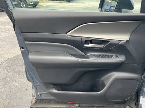 Used 2025 Toyota Grand Highlander FWD image 11