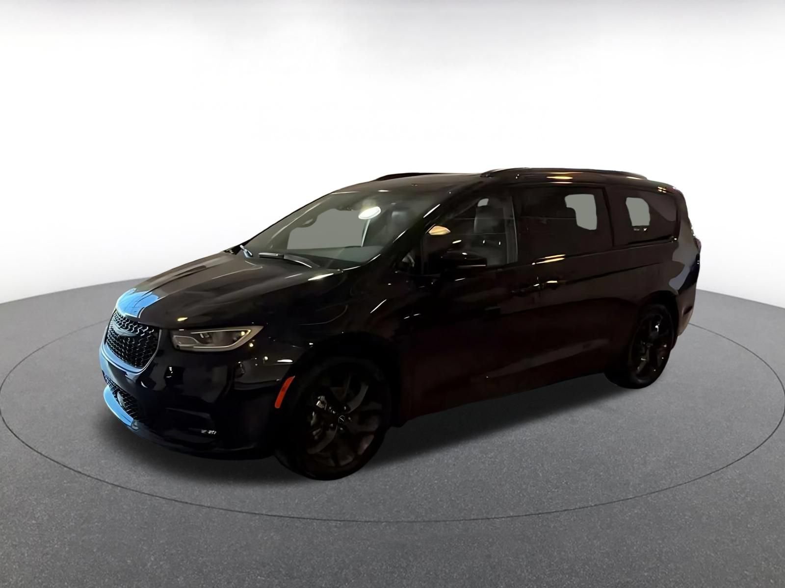 Used 2025 Chrysler Pacifica Limited FWD image 7