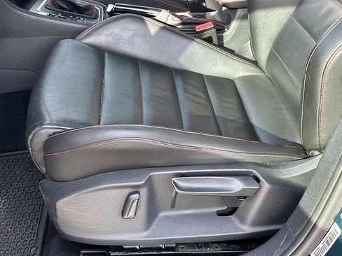 Used 2018 Volkswagen Golf 4-Door image 17