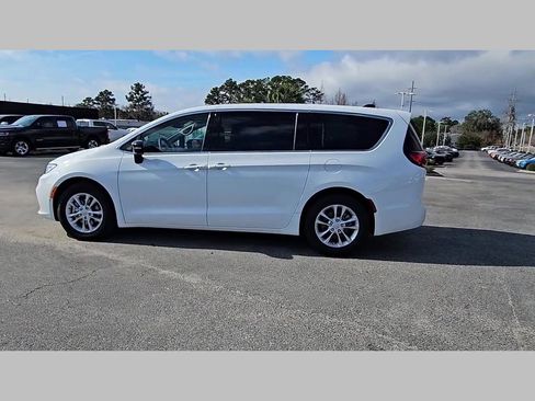 New 2026 Chrysler Pacifica Select image 25