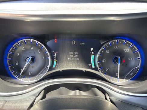 Used 2025 Chrysler Pacifica Limited FWD image 29