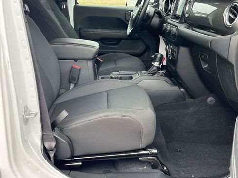 Used 2019 Jeep Wrangler Unlimited Sahara image 23