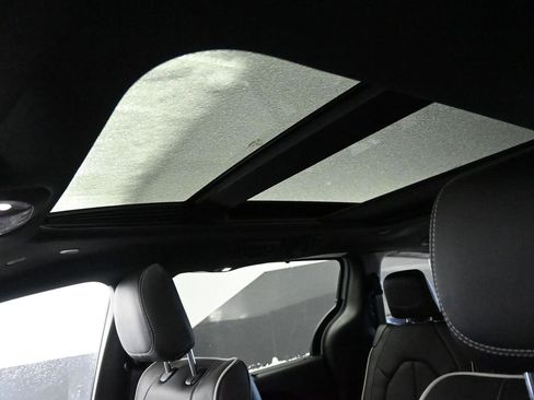 New 2026 Chrysler Pacifica Limited image 17