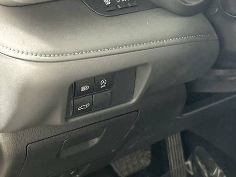 Used 2025 Toyota Highlander LE FWD image 13