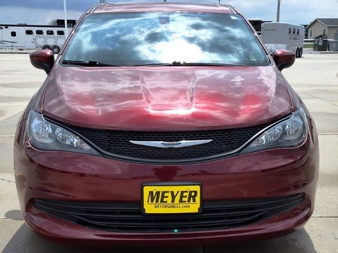 Used 2020 Chrysler Voyager L FWD image 3