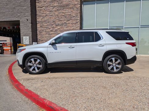 Used 2020 Chevrolet Traverse LT w/ LT Premium Package FWD image 2