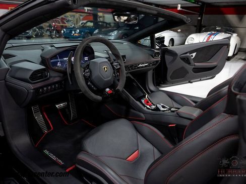 Used 2021 Lamborghini Huracan EVO image 17
