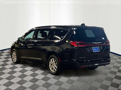 Used 2023 Chrysler Pacifica Touring-L FWD image 4