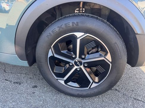 Used 2023 Kia Niro EX image 5