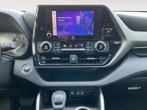 Used 2023 Toyota Highlander L image 13