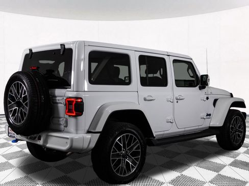 Used 2022 Jeep Wrangler Unlimited Sahara AWD/4WD image 16