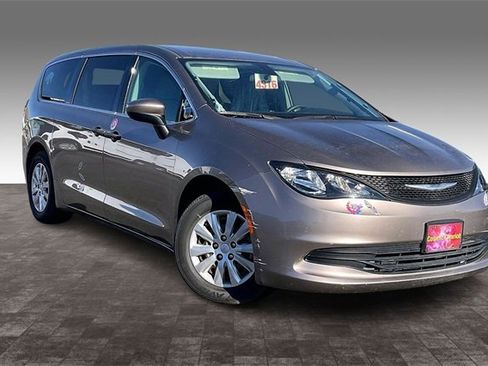 Used 2018 Chrysler Pacifica L image 2