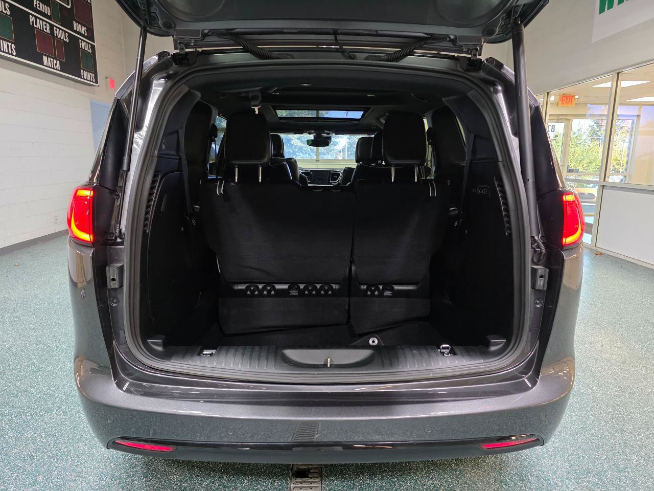 Used 2019 Chrysler Pacifica Limited w/ Advanced Safetytec Group FWD image 22