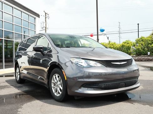 Certified 2023 Chrysler Voyager LX FWD image 3