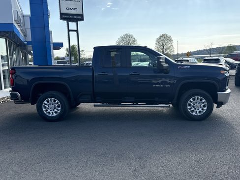 Used 2022 Chevrolet Silverado 2500 LT w/ Convenience Package AWD/4WD image 2