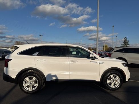 Used 2023 Kia Sorento LX image 8