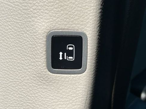 Used 2024 Chrysler Pacifica Limited FWD image 35