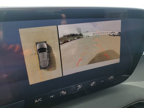 Used 2025 Buick Enclave Preferred w/ Power Package image 23