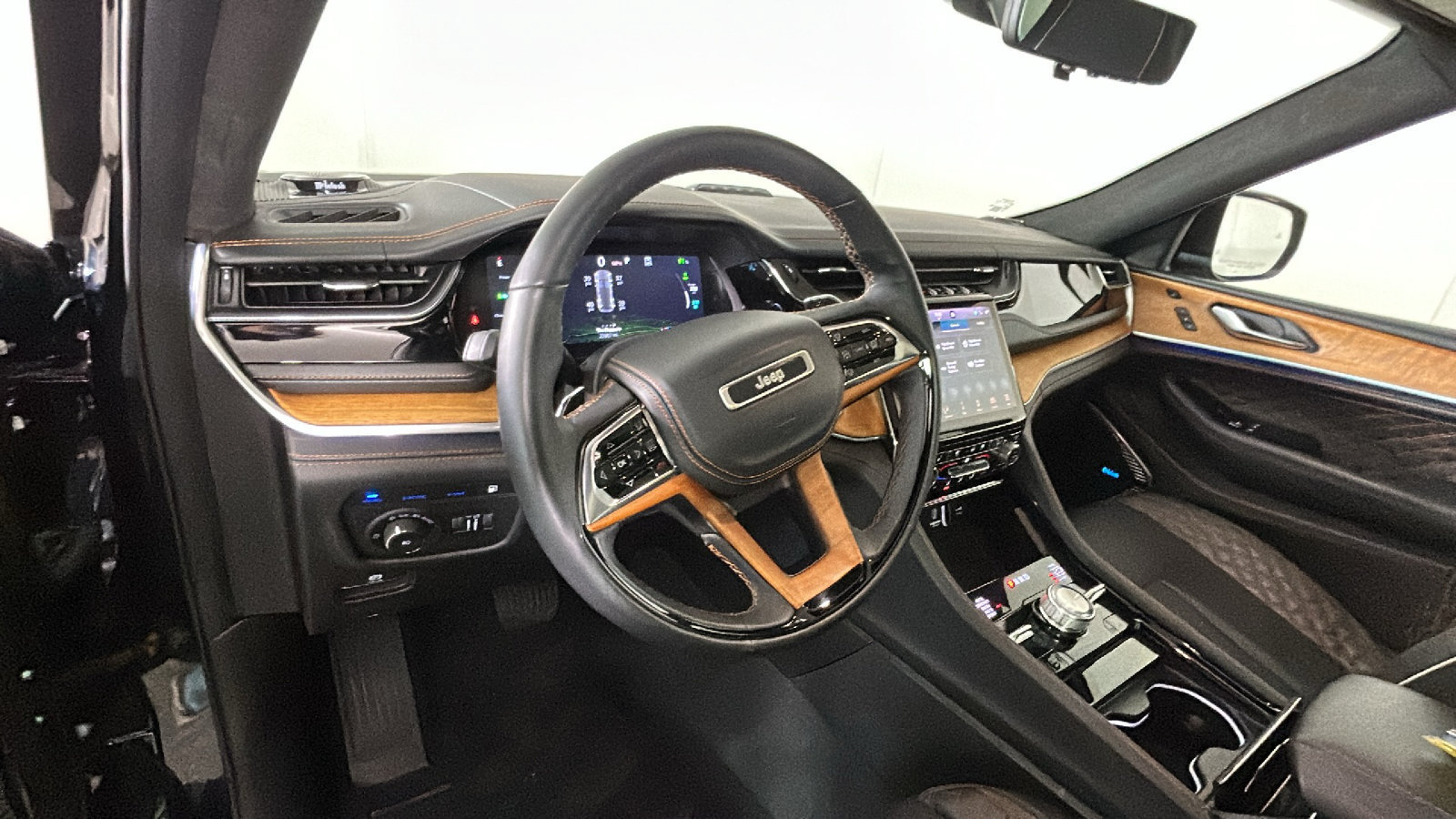 Used 2022 Jeep Grand Cherokee Summit AWD/4WD image 17